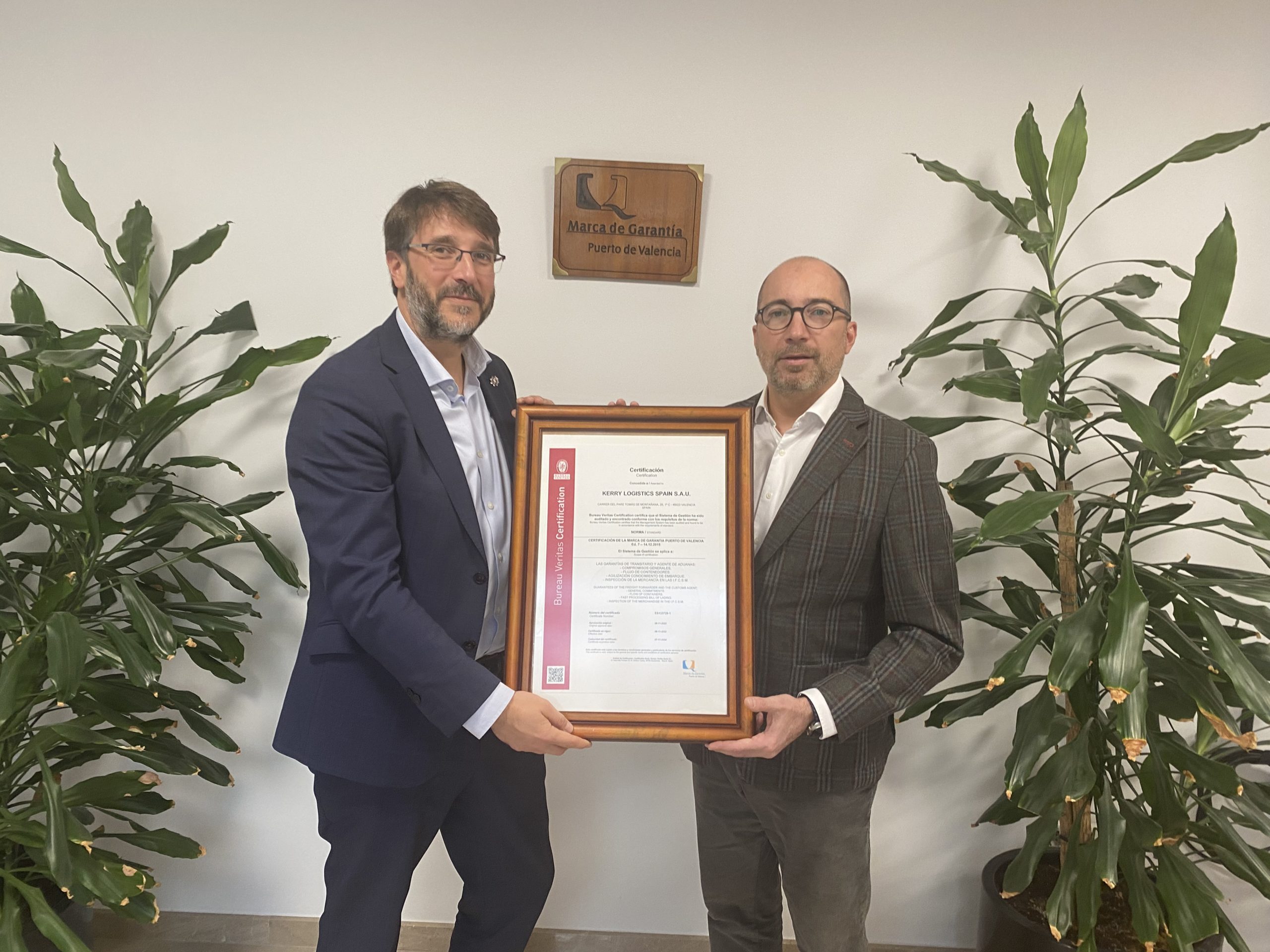 Entrega del diploma de certificación en Marca de Garantía a Kerry Logistics Spain S.A.U.